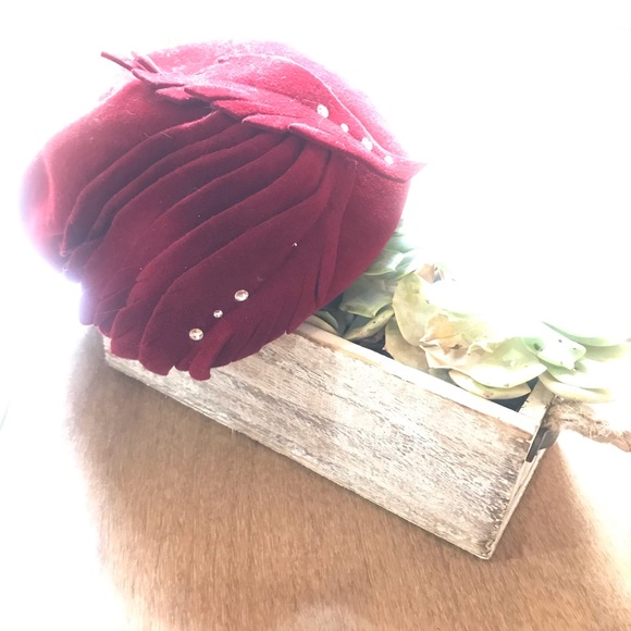 1940’s Pillbox red velvet hat - Picture 2 of 4